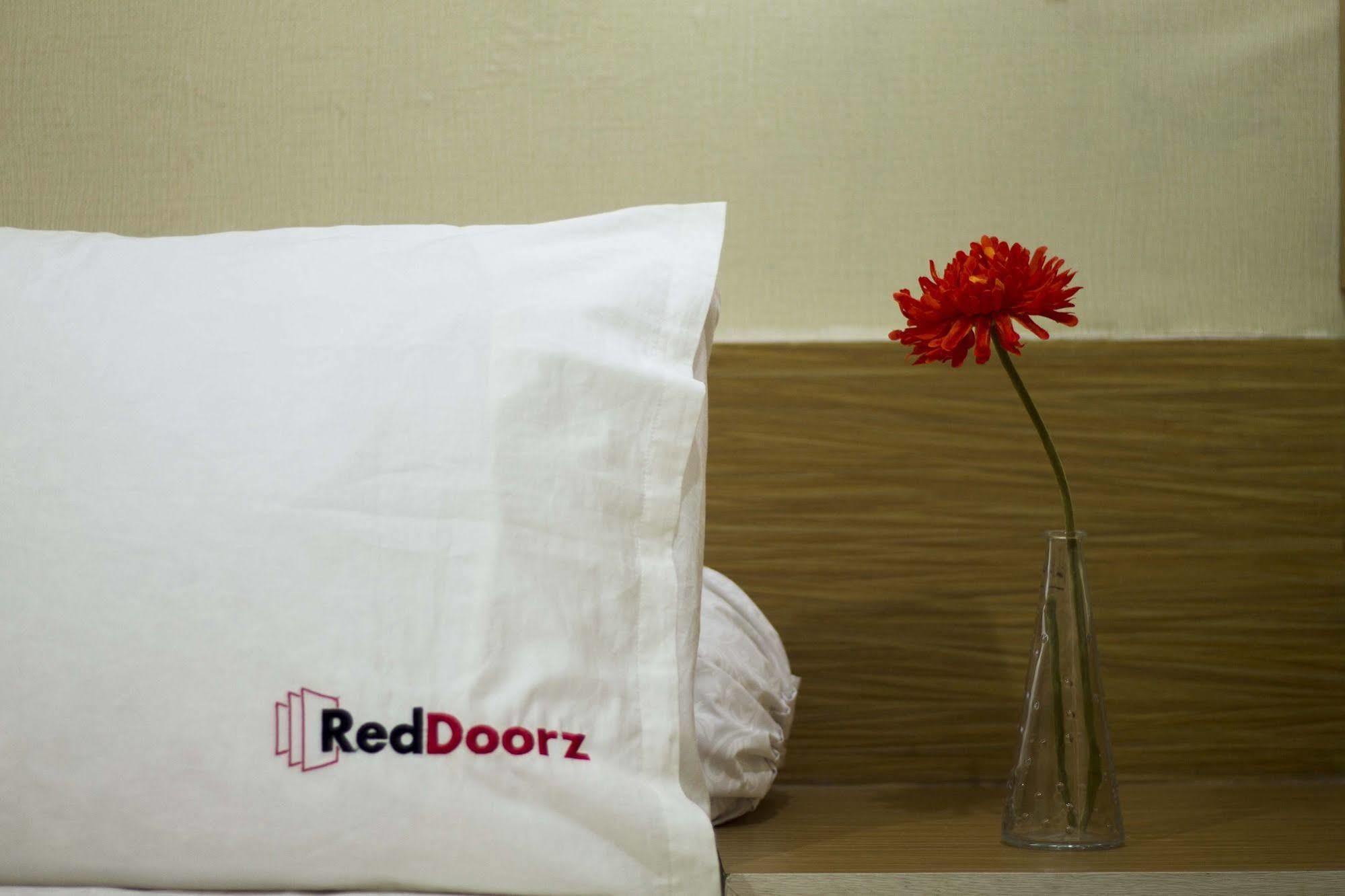 Reddoorz Plus @ Setiabudi Eight Jakarta Exterior photo